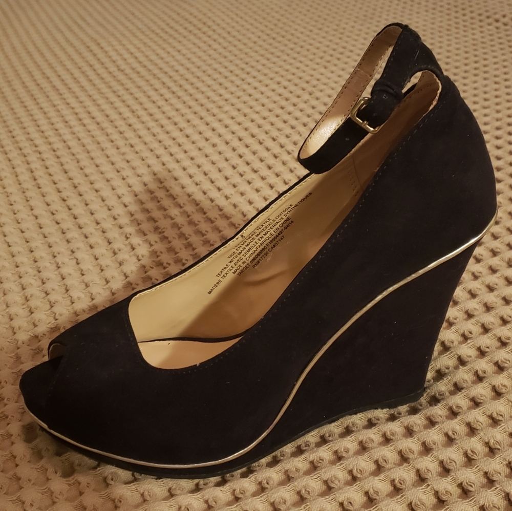 Black and gold trim wedge